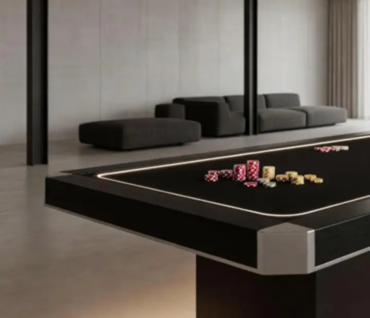 Elegantní casino atmosféra s betonovými stěnami, dřevěným barem a osvětleným stolem
